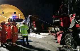 Lật xe khách ở Trung Quốc, 27 người chết