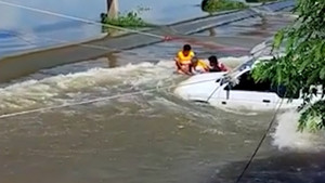 Video: Ô tô đi qua đập tràn ở Thái Lan, hai người bị mắc kẹt