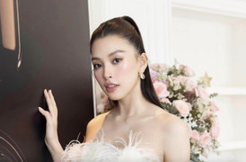 Hoa hậu Tiểu Vy diện đầm lông vũ kiêu sa như công chúa