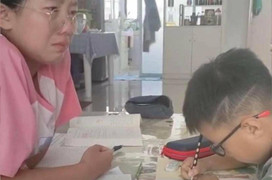 Chê mẹ hung dữ khi kèm em trai học, cô bé bật khóc sau khi thế vị trí của mẹ