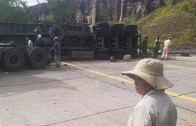 Phú Yên: Xe đầu kéo đâm vào vách đá khiến 2 người thương vong