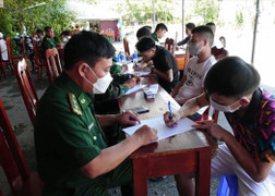Hàng trăm lao động ‘việc nhẹ, lương cao’ từ Campuchia về nước