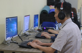 Người đàn ông khiếm thị xúc động lần đầu gõ được tên mình trên máy tính