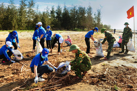 Ảnh: Bộ đội và tình nguyện viên chung tay làm sạch biển
