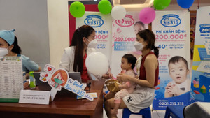 Đi trung tâm thương mại được khám bệnh và tư vấn sức khỏe miễn phí