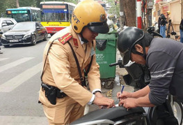 Chủ tịch Hà Nội cấm cán bộ can thiệp 'giải cứu' người vi phạm giao thông