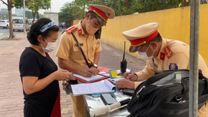  Video: Xử phạt nhiều ô tô đi vào làn khẩn cấp trên Vành đai 3, Hà Nội