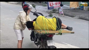 Các kiểu hộ tống người say về nhà khiến hội qua đường 'rớt tim' 