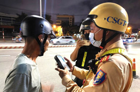 Vi phạm nồng độ cồn, 'ma men' để lại xe cho công an rồi bỏ đi