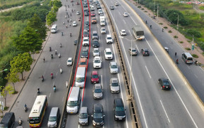 Bị CSGT dừng xe vì đi vào làn khẩn cấp, tài xế nói 'do vội quá'