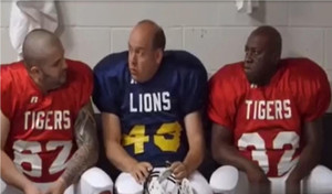 'Ngàn cân treo sợi tóc' khi vào nhầm phòng đối thủ để mừng chiến thắng