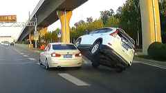 Video: Chuyển làn đột ngột, chiếc BMW bị ô tô 'nhảy' lên cửa xe