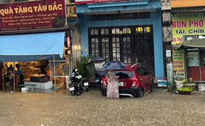 Nước chảy như thác ở Sa Pa sau mưa lớn