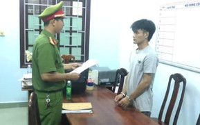 Khởi tố kẻ mang theo cần sa, tông CSGT khi bị kiểm tra