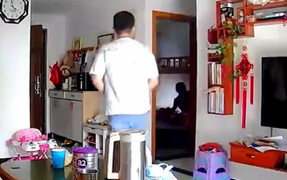 Tên trộm bình tĩnh đóng cửa giúp chủ nhà trước khi chạy trốn