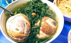 Đặc sản trứng vịt lộn hầm ngải cứu ở Hạ Long, chưa ăn thì ngại mà đã thử là mê