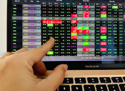 Tiền vào chứng khoán thấp nhất 22 tháng