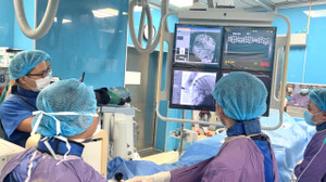 Cứu sống người bệnh bị dị vật cắm sâu vào mắt trái