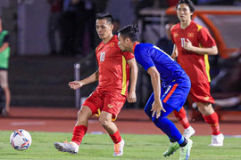 Video: Văn Quyết sút xa đẳng cấp, tuyển Việt Nam dẫn Singapore 1-0