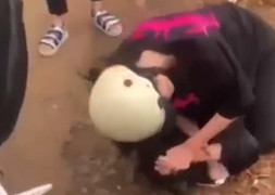 Xác minh clip 2 nữ sinh đánh nhau, bạn bè đứng ngoài cổ vũ, quay clip