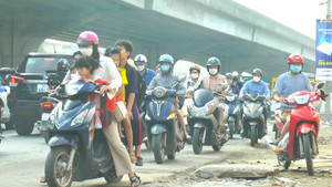 Video: Hàng nghìn người vô tư đi ngược chiều cả km ở Hà Nội