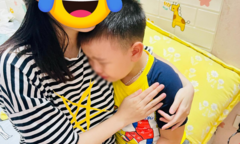 Cậu bé bật khóc không dứt sau khi nghe nhạc, bố mẹ biết lý do mà mát cả ruột