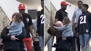 Con gái khiến bố ngượng chín mặt ở nơi công cộng