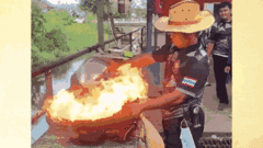 Video: Quả cầu lửa phun ra từ chảo dầu, đầu bếp uốn cong lưng tránh né