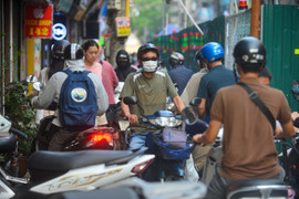 Ảnh: Rào tôn chắn gần hết lòng đường ở Hà Nội, dân khổ sở luồn lách đi qua