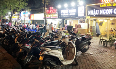 Vỉa hè Hà Nội bị chiếm hết, lấy đâu chỗ làm làn đường riêng cho xe đạp?