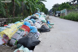 Rác thải bốc mùi hôi thối, tràn ra lòng đường nông thôn mới ở Hải Phòng