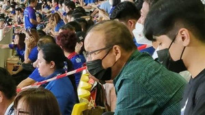 HLV Park ngồi lặng lẽ trên góc khán đài nhưng vẫn bị CĐV Thái Lan phát hiện