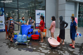 Dân chung cư ở Hà Nội mang xô, chậu xếp hàng chờ lấy nước