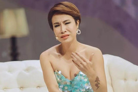 Uyên Linh hát 'Bên trên tầng lầu' chưa xin phép