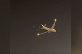 Video: Vừa cất cánh máy bay tóe lửa, phi công hạ cánh khẩn cấp