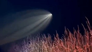 Video: Vật thể lạ phát sáng trên bầu trời ở Trung Quốc