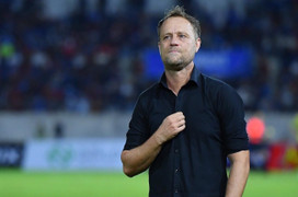 CĐV kêu gọi từ chức, HLV Thái Lan lên mạng đáp trả