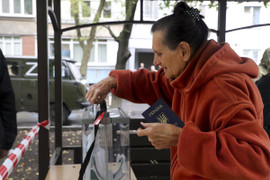 Tass: Quan sát viên Mỹ và châu Âu giám sát bỏ phiếu trưng cầu dân ý tại Donbass