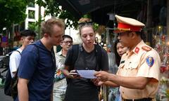 CSGT phát tờ rơi trên ‘phố cà phê đường tàu’ để cảnh báo du khách
