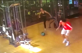 Tưởng quả bóng, cô gái đau điếng khi đá phải cục sắt 