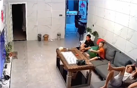 Bố ngã ngửa khi con làm nổ bong bóng