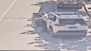 Video: Cậu bé lái xe 3 bánh băng qua đường, tài xế ô tô liều mình ngăn chặn