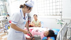 Video: Trẻ em Hà Nội ồ ạt nhập viện vì sốt xuất huyết
