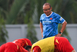 Nhâm Mạnh Dũng vô tình vung tay trúng mặt HLV Park Hang Seo