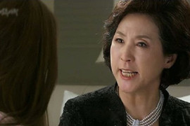 Vừa thấy mặt, mẹ đã hất thẳng xô nước vào chị tôi và anh rể tương lai