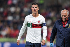Ronaldo đổ máu, Bồ Đào Nha thắng đậm Cộng hòa Séc 