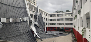 Mái che sân trường ở TP.HCM đổ sập: Hiệu trưởng thông tin