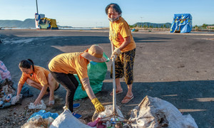Ảnh: Chung tay dọn rác thải vì bãi biển xanh, sạch, đẹp