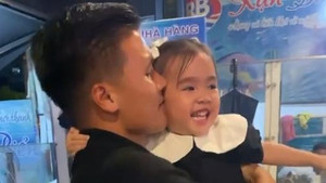 Xúc động cảnh Quang Hải mừng rỡ gặp lại gia đình sau 3 tháng ở châu Âu