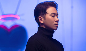 Karik trật xương đầu gối, phải chữa trị 1 tháng sau khi quay MV